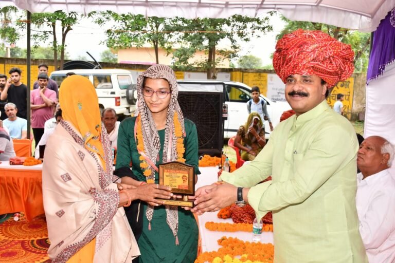 डॉक्टर विकास जैफ फॉउंडेश द्वारा जमवारामगढ़ ग्राम पंचायत मुख्यालय राहौरी में आयोजित हुए निःशुल्क दन्त चिकित्सा शिविर में कुल 650 से भी अधिक स्थानीय लोगो का उपचार किया गया।